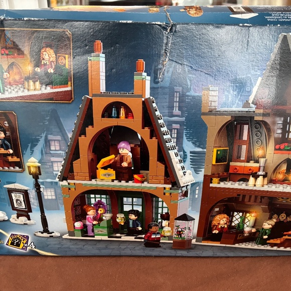 Pre-built LEGO HARRY POTTER Hogsmeade Village 76388 & NEW Game of Bricks Lightin - Picture 2 of 4